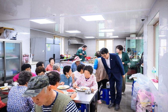 장충남 군수 '농번기 마을공동급식 현장 점검' 주민들과 소통. ⓒ 남해군