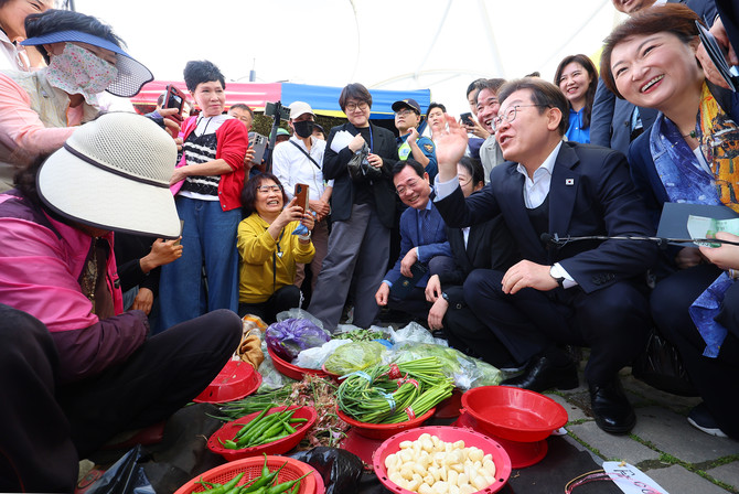 지난달 10일 이재명 대통령이 더불어민주당 대선 후보 당시 경남 함안군 가야전통시장에서 상인들과 이야기하고 있다. ⓒ 연합뉴스