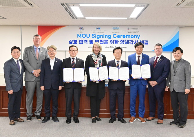 콜럼버스 주립대학교 대표단이 진주시, 진주 K-기업가정신재단, 경상국립대학교와 상호협력을 위한 양해각서를 체결하고 있다. ⓒ 프라임경제