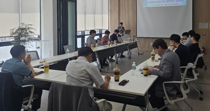5일 예산 해봄센터에서 '학교 네트워크 상설협의체'를 출범하고 첫 회의를 개최하고 있다. ⓒ 충남교육청