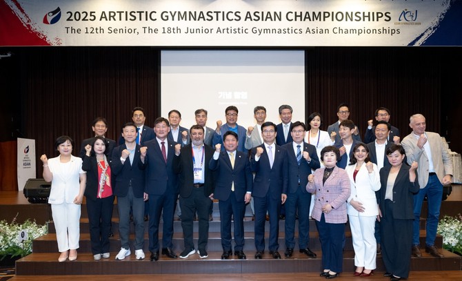 지난 4일 제천 더그랜드컨벤션센터에서 '2025 기계체조 아시아선수권대회' 환영 리셉션을 개최 후 기념촬영을 하고 있다. ⓒ 제천시