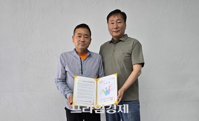 지난 5일 사단법인 재한외국인지원협회 충남지회에서 최웅재 씨(가명·양재기)가 홍보대사 임명장을 수여 후 기념촬영을 하고 있다. ⓒ 프라임경제