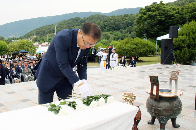 창원시가 진해충혼탑에서 '제70회 현충일 추념식'을 거행했다. ⓒ 창원시