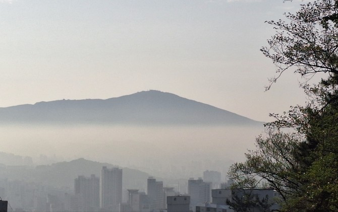 한 치 앞도 내다볼 수 없는 오리무중 안개가 자욱한 도시. = 강달수 기자