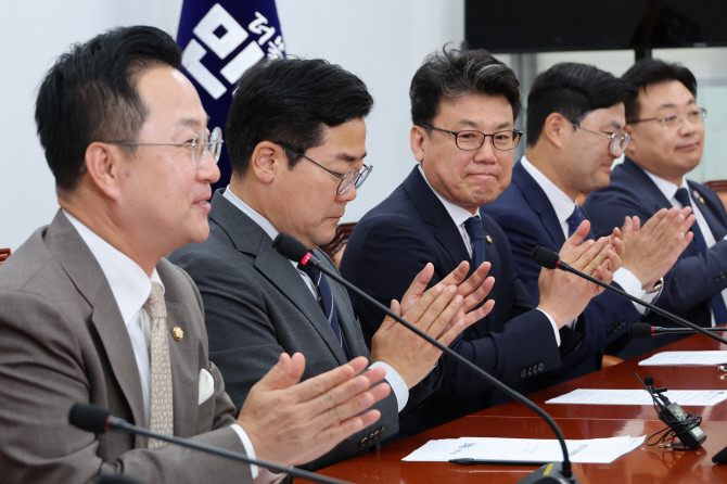 박찬대 더불어민주당 대표 직무대행 겸 원내대표와 진성준 정책위의장을 비롯한 원내지도부가 10일 서울 여의도 국회에서 현 원내지도부의 마지막 원내대책회의를 시작하며 박수를 치고 있다. ⓒ 연합뉴스