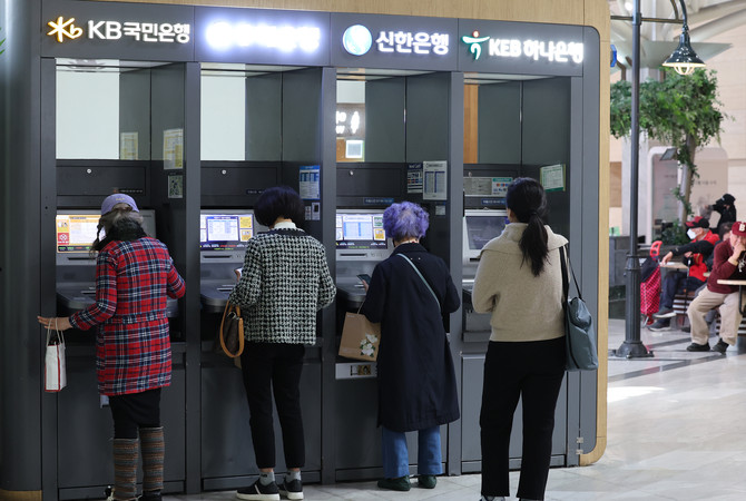 내달 스트레스 DSR 3단계 시행을 앞두고 주요 시중은행들이 주택담보대출 전략을 대대적으로 조정하고 있다. ⓒ 연합뉴스