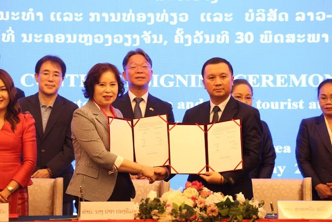 ㈜에스엠소프트의 박영임 대표와 수안사반 위야켓(Mrs. Suansavanh Wiyaket) 라오스 정보문화관광부 장관은 라오스 관광정보 현대화 사업 계약을 체결했다. ⓒ에스엠소프트