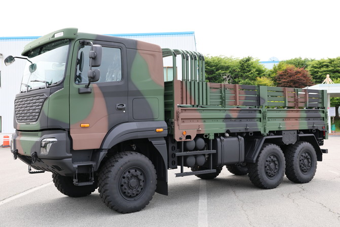 기아 중형표준차(KMTV, Kia Medium Tactical Vehicle) 5톤 모델. ⓒ 기아