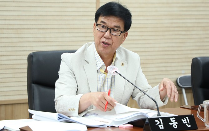 2025 행정사무감사을 진행하고 있는 김동빈 의원. ⓒ 의회사무국