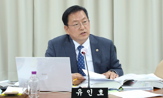 2025 행정사무감사을 진행하고 있는 김유인호 의원. ⓒ 의회사무국