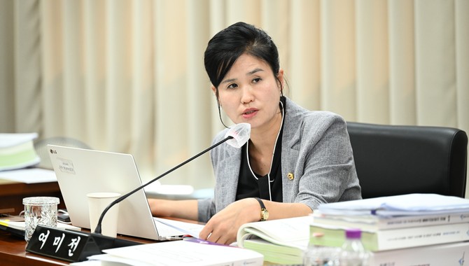 2025 행정사무감사을 진행하고 있는 여미전 의원. ⓒ 의회사무국