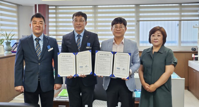 지난 10일 조치원역에서 한국철도공사 대전충남본부 조치원역과 '철도건널목의 안전관리를 강화하기 위한 협약식'을 개최 후 기념촬영을 하고 있다. ⓒ 세종시