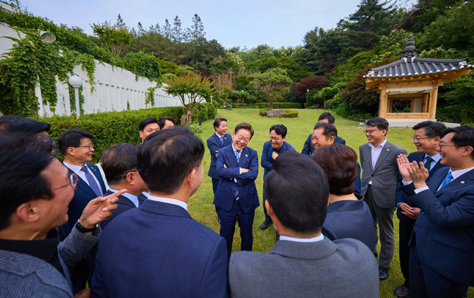 이 대통령이 "지난 민주당 지도부와의 만찬에서 대통령 시계 제작 선물에 관한 이야기에 오해가 생긴 것 같다"며 대통령 시계 제작을 지시했다고 밝혔다. ⓒ 연합뉴스