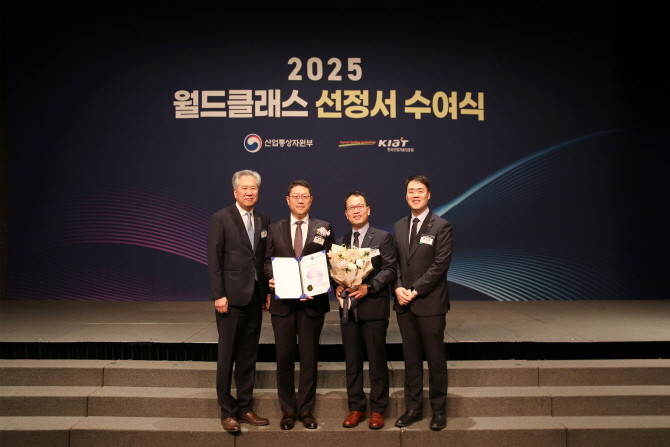 (왼쪽부터) 대원제약 중앙연구소장 이경준 전무, 백인환 사장, R&D부문장 김주일 부사장, 박상욱 연구기획팀장. © 대원제약