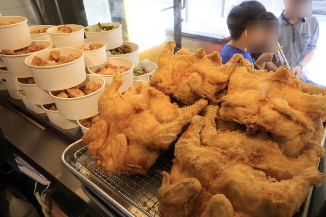 서울 강남구 한 치킨집에 국내산 닭으로 만든 옛날통닭이 진열돼 있다. ⓒ 연합뉴스