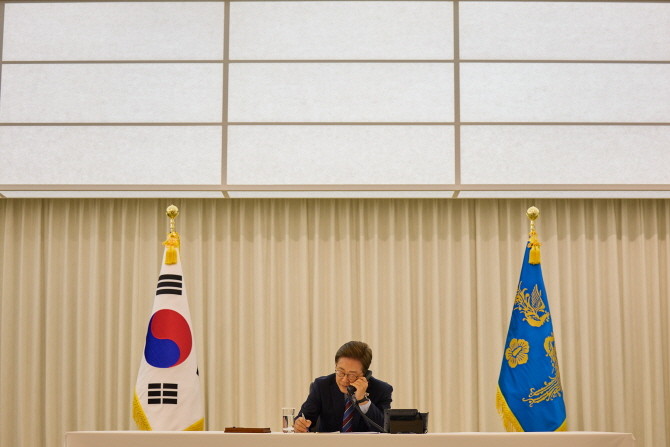 이재명 대통령이 지난 6일 서울 한남동 관저에서 도널드 트럼프 미국 대통령과 전화 통화를 하고 있다. ⓒ 연합뉴스