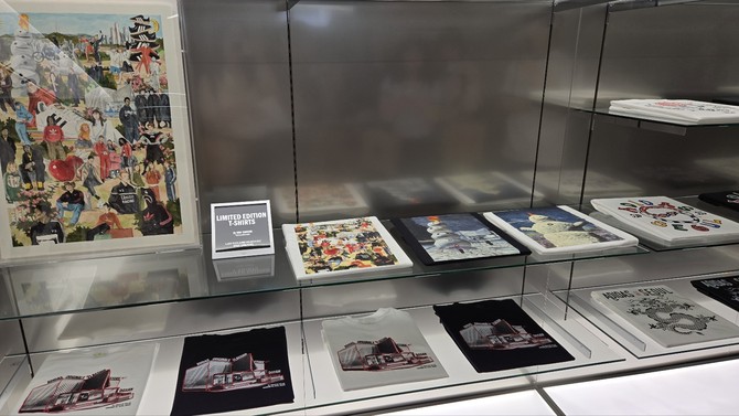 아디다스 오리지널스 도산 플래그십 스토어 1층 노상호 작가와 아디다스의 협업 작품들로 꾸며진 매장. =배예진 기자