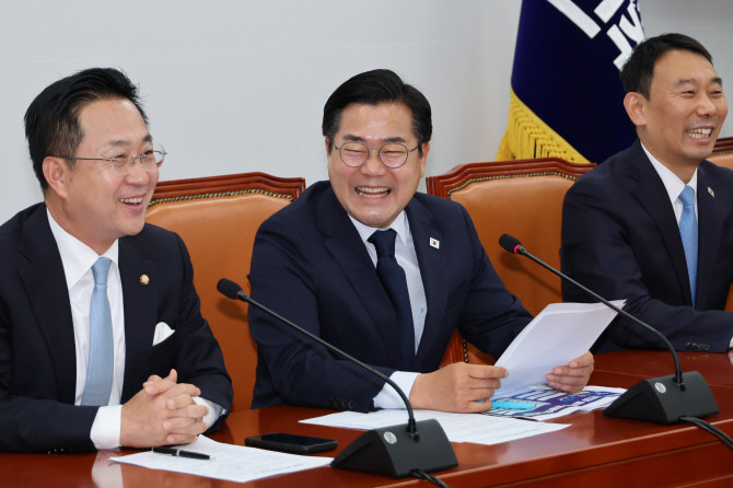 박찬대 더불어민주당 당 대표 직무대행 겸 원내대표가 12일 서울 여의도 국회에서 열린 고별 기자회견에서 퇴임 소회를 밝히던 중 환하게 웃고 있다. ⓒ 연합뉴스