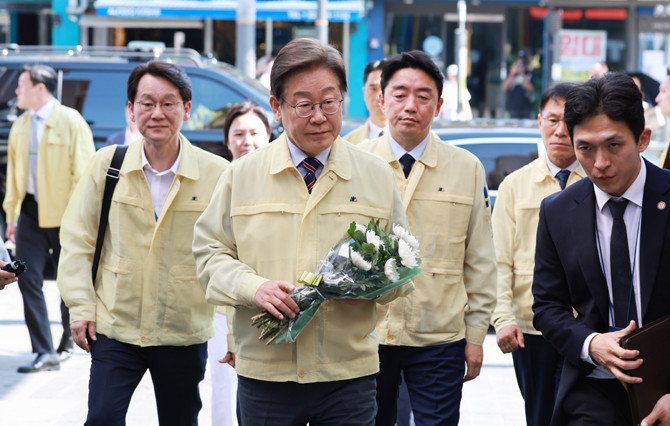 이 대통령은 이태원 참사 현장을 찾아 국화꽃을 헌화했다. ⓒ 연합뉴스