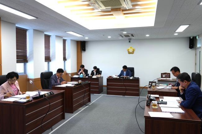 산업건설위원회 제246회 제1차 정례회 조례안 심의 모습. ⓒ 영천시의회
