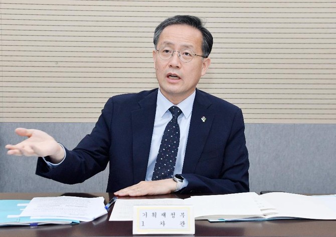 이형일 기획재정부 장관 직무대행 1차관이 12일 물가관계차관회의를 주재하고 있다. ⓒ 기획재정부
