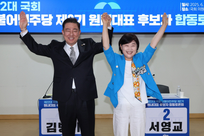 지난 10일 서울 여의도 국회 의원회관에서 열린 더불어민주당 제22대 국회 2기 원내대표 후보 합동 토론회에서 후보로 나선 김병기 의원(왼쪽)과 서영교 의원이 취재진 카메라를 향해 포즈를 취하고 있다. ⓒ 연합뉴스