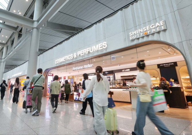 신세계면세점이 출국 당일 '3시간 전' 구매 가능한 상품 중 고객들이 가장 많이 선택한 인기 상품 카테고리별 순위를 발표했다. © 신세계면세점