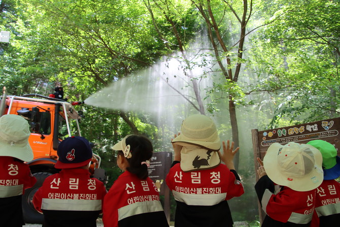 어린이 대상 산불 예방 교육에 참여한 어린이들이 산불 진화체험에 참여하고 있다. ⓒ 티웨이항공