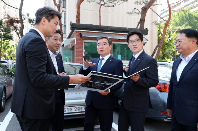 김보현 대우건설 사장(좌측 3번째)이 개포우성7차 단지를 방문해 현장을 둘러보고 있다. Ⓒ 대우건설