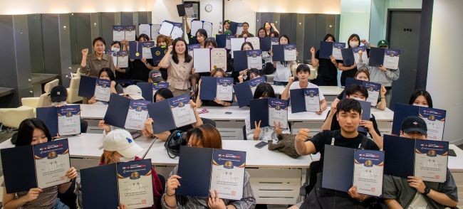 12일 문화관 213호에서 뷰티코디네이션학과 재학생 50여 명이 참석한 가운데 '제15회 대구시장배 국제피부미용 경기대회'와 '2025 국제뷰티아티스트 공모전'의 학과 시상식을 마치고 기념촬영을 하고 있다. ⓒ 대구보건대학교