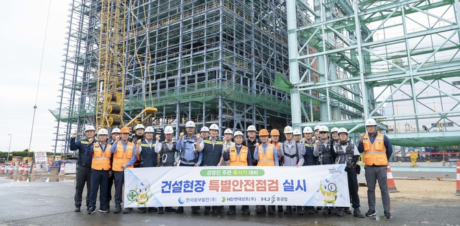 신복합 1호기 건설현장에서 단체 기념촬영을 하고 있다. ⓒ 한국중부발전