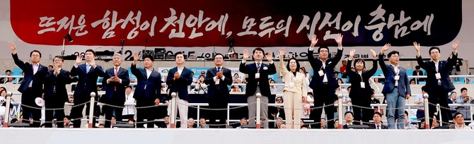 지난 12일 제77회 충청남도민체육대회 선수단들을 환영하고 있는 김동일 시장 및 김태흠 충남지사와 관계자들 모습. ⓒ 보령시