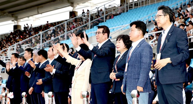 지난 12일 보령종합체육관에서 열린 제77회 충청남도민체육대회 보령시선수단들이 입장하고 있는 장면을 지켜보고 있는 김동일 보령시장. ⓒ 보령시