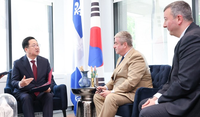이장우 대전시장과 퀘백 알랭 상스 카르티에 대외관계부 차관으로부터 '세계경제과학도시연합(GINI)' 가입 의향서를 전달 받았다. ⓒ 대전시