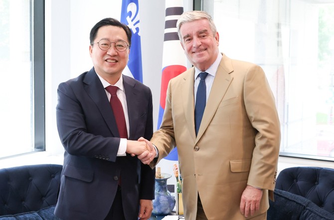 이장우 대전시장과 퀘백 알랭 상스 카르티에 대외관계부 차관으로부터 '세계경제과학도시연합(GINI)' 가입 의향서를 전달 후 기념촬영을 하고 있다. ⓒ 대전시