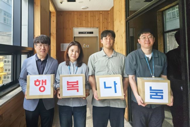 '행복나눔, 안부묻기' 사업으로 관내 취약계층 가구에 전달하기 위해 후원물품 상자를 든 달성군청 직원들. ⓒ 달성군