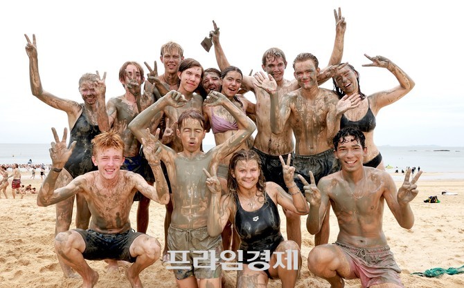 2023년 세계스카우트잼버리대회에 참가한 해외 대원들이 보령 대천해수욕장에서 열린 보령머드축제에 참여해 진흙을 온몸에 묻히며 즐거운 한때를 보내고 있다. ⓒ 프라임경제