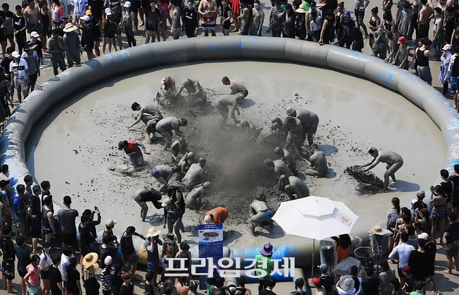 보령 대천해수욕장에서 열린 보령머드축제 장에서 진흙을 온몸에 묻히며 즐거운 한때를 보내고 있는 관광객들 모습. ⓒ 프라임경제