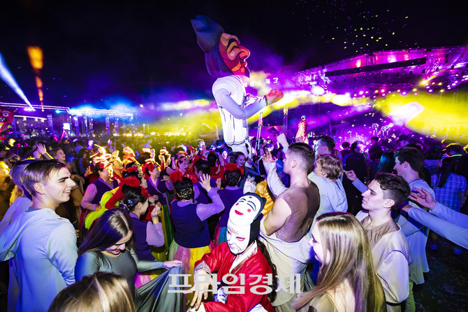 낮 동안 머드 체험에 흠뻑 젖었던 관람객들이, 밤이 되자 해변 특설무대에서 음악과 함께 로맨틱한 여름 밤을 만끽하고 있다. ⓒ 프라임경제