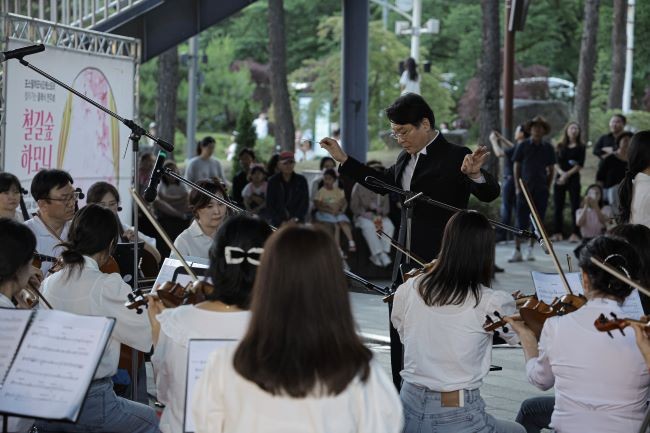 지난 14일 포항제철소 포스필하모닉오케스트라가 포항 철길숲 '찾아가는 클래식 연주회 철길숲 하모니'를 진행했다. ⓒ 포스코