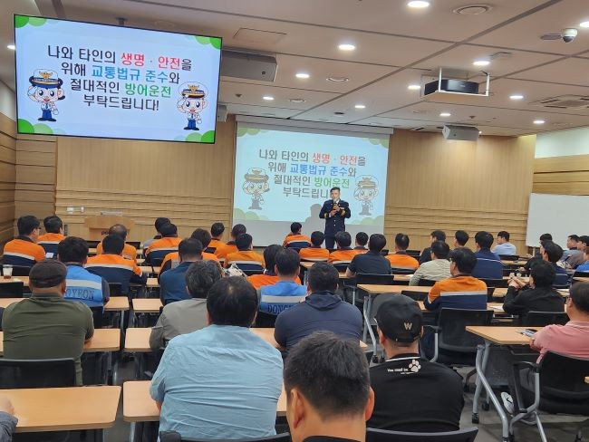 포스코 포항제철소가 지난 13일 실시한 교통안전 특강 모습. ⓒ 포스코