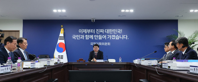 이 위원장은 "오는 18일부터 20일까지 세종청사 인근에서 각 부처별 업무 보고가 진행된다"며 "현장 대응에 바쁜 공무원분들의 편의를 위해 핵심 위주로 컴팩트하게 진행할 예정"이라고 했다. ⓒ 국정기획위