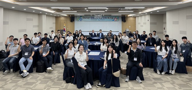 지난 12일 '2025년도 전사 청렴코디 역량강화 워크숍'을 개최 후 단체 기념촬영을 하고 있다. ⓒ 중부발전