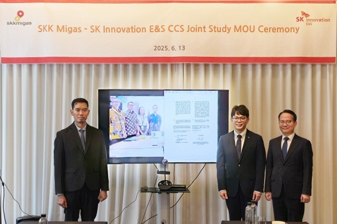 지난 13일 서울 영등포구 페어몬트 앰배서더 호텔에서 열린 '한-인도네시아 국경통과 CCS 공동연구를 위한 업무협약(MOU)' 기념식에서 참석자들이 기념촬영을 하고 있다. ⓒ SK이노베이션 E&S