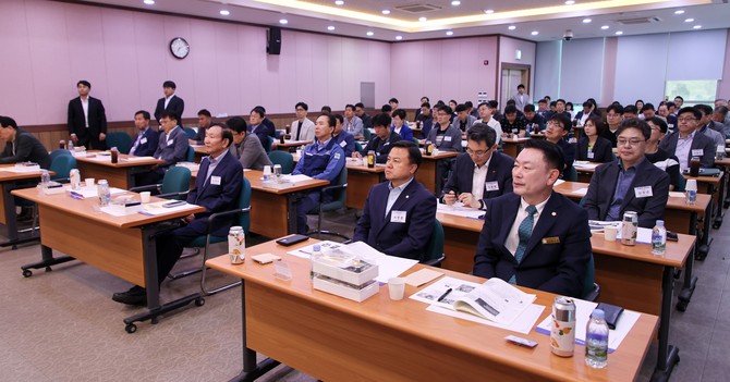 17일 오전 당진상공회의소 5층 대회의실에서 '제85차 당진경제포럼 조찬세미나'를 개최하고 있다. ⓒ 당진시