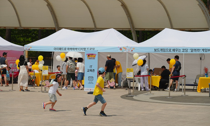 '찾아가는 프렌즈게임 랜드'는 카카오게임즈의 대표 CSR 활동으로, 카카오프렌즈 IP를 활용한 4D VR 버스와 다양한 체험형 게임 콘텐츠를 지역 사회에 직접 전달하는 이동형 체험 프로그램이다. ⓒ 카카오게임즈