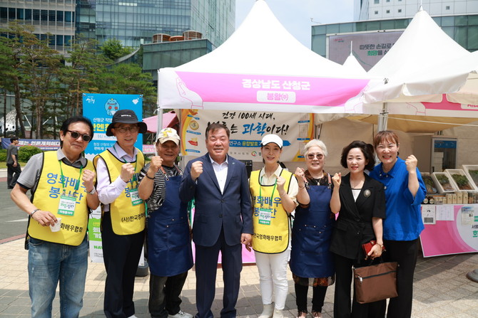 이승화 산청군수가 산불피해 군민들을 위로하는 영남권 희망장터를 격려하고 있다. ⓒ 산청군