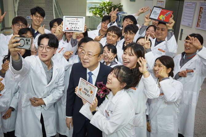 김승연 한화그룹 회장이 한화토탈에너지스 연구소에서 연구원들과 셀카를 찍고 있다. ⓒ 한화그룹
