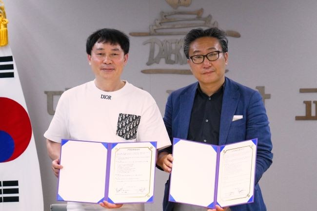 사진 왼쪽부터 라뤠민 대표, 김건표 대경대 교수. ⓒ 대경대학교