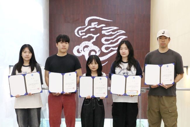 시상식을 마치고 수상자들이 기념사진을 촬영하고 있다. ⓒ 영남이공대학교